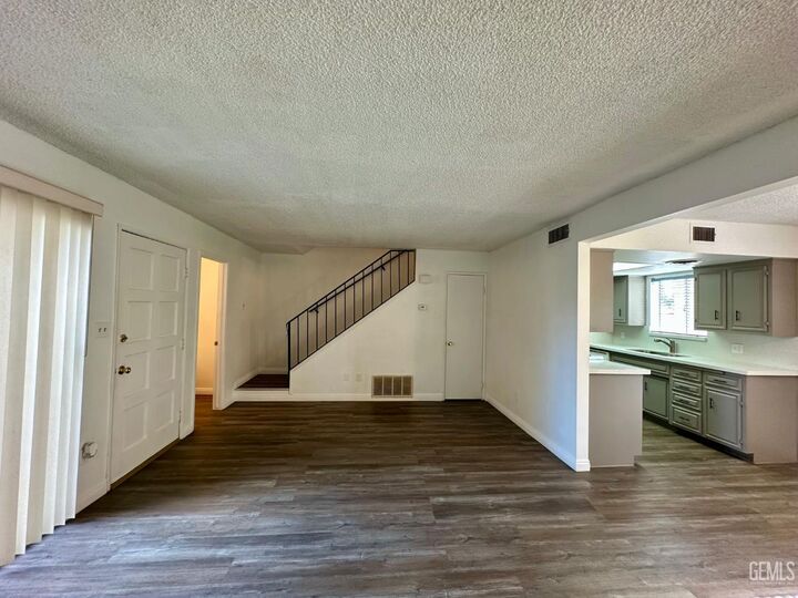 Property Photo: 800 Lexington Street 33 CA 93215