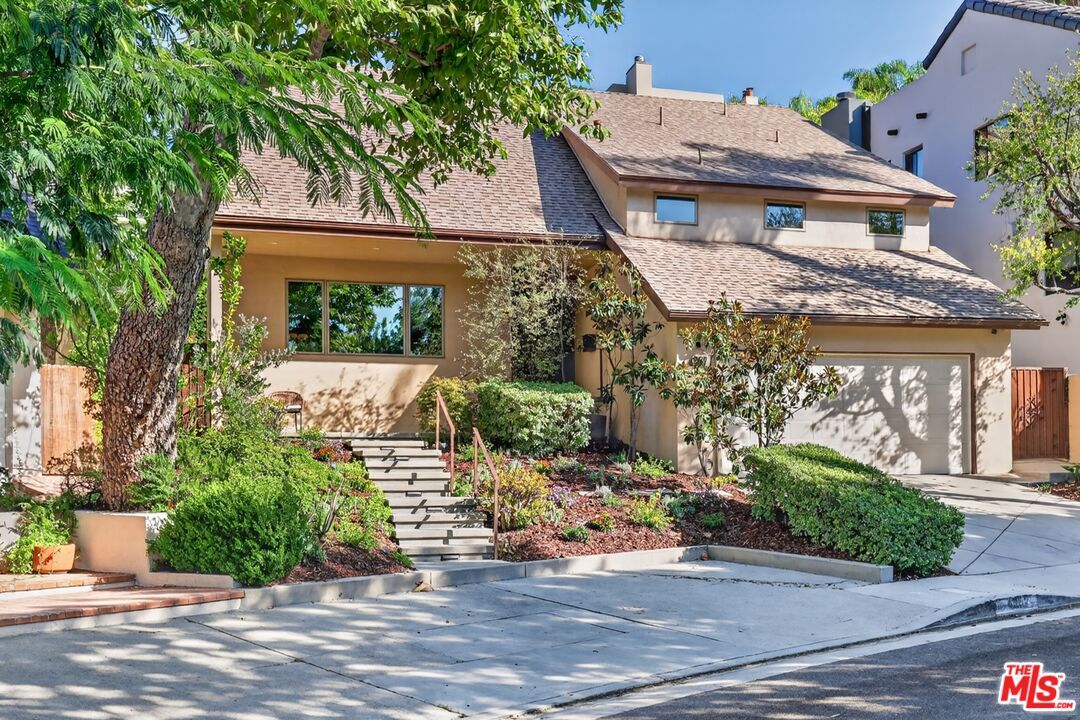 Property Photo: 4262 Levitt Ln CA 91403