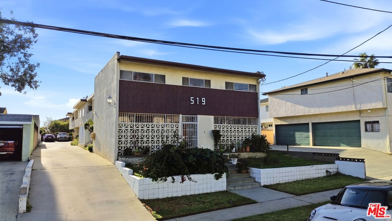 Property Photo: 519 N Exton Ave CA 90302