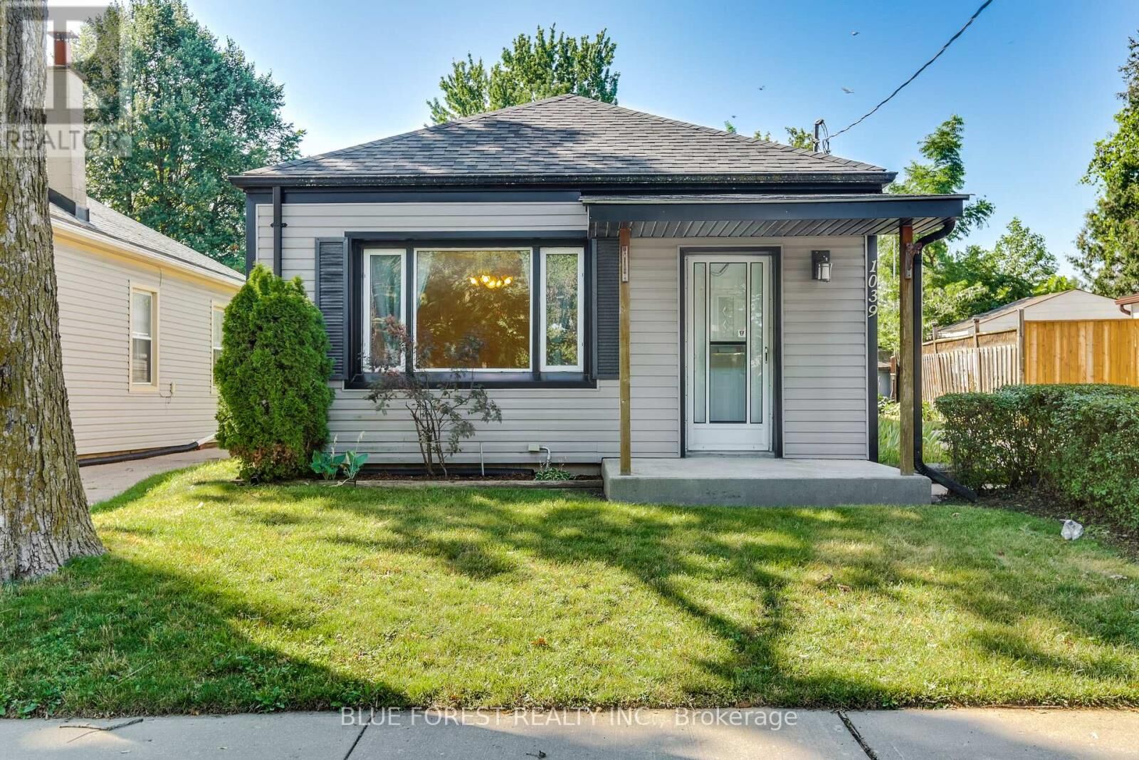 Property Photo:  1039 Frances Street  ON N5W 2L8 