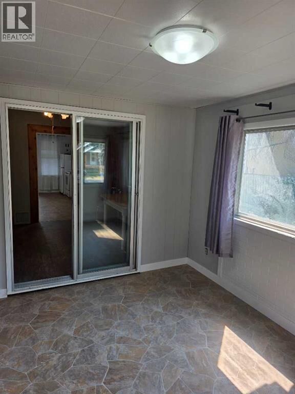 Property Photo: 511 12C Street North AB T1H 2N4