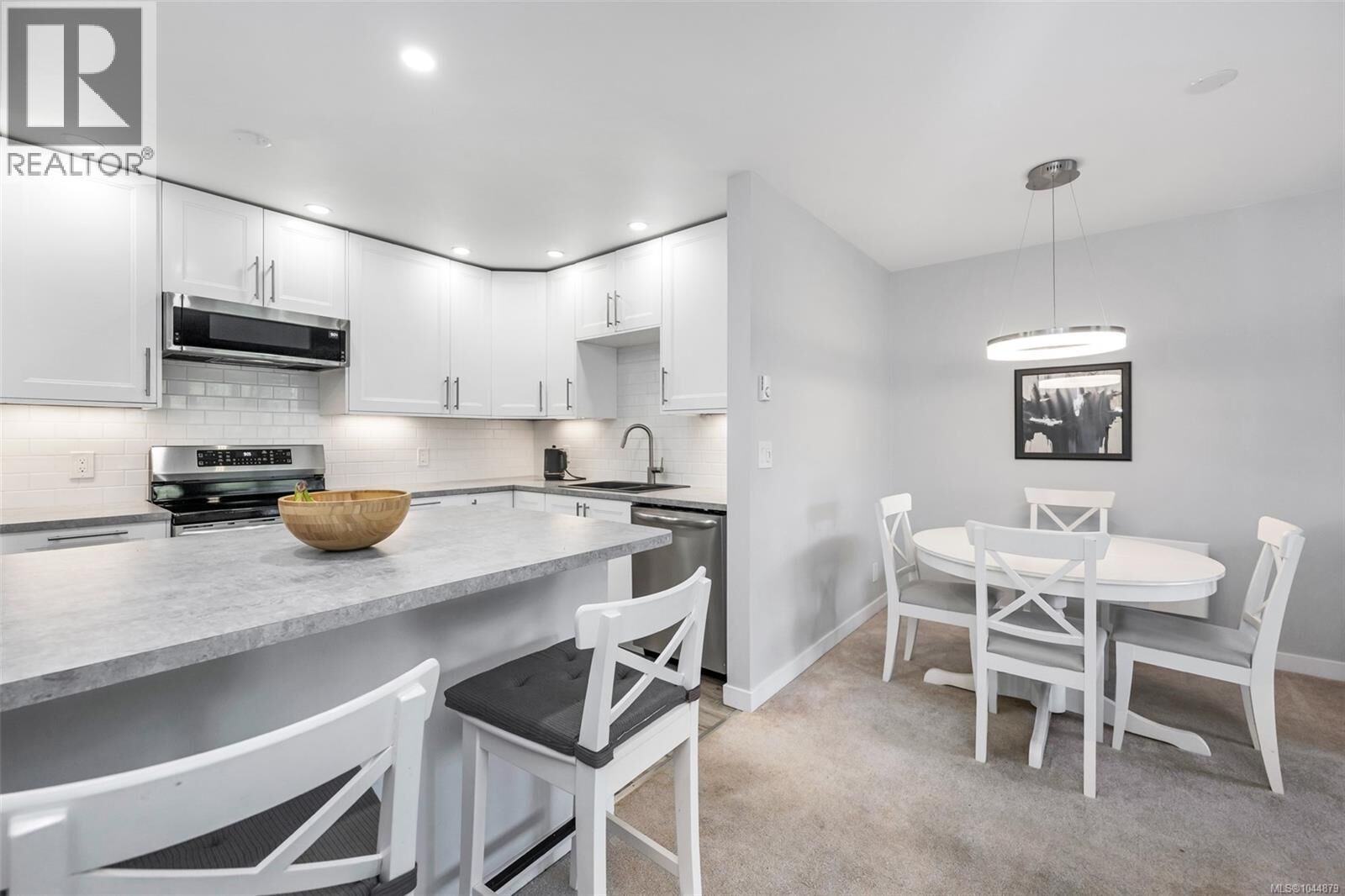 Property Photo:  3900 Shelbourne Street 201  BC V8P 4H8 