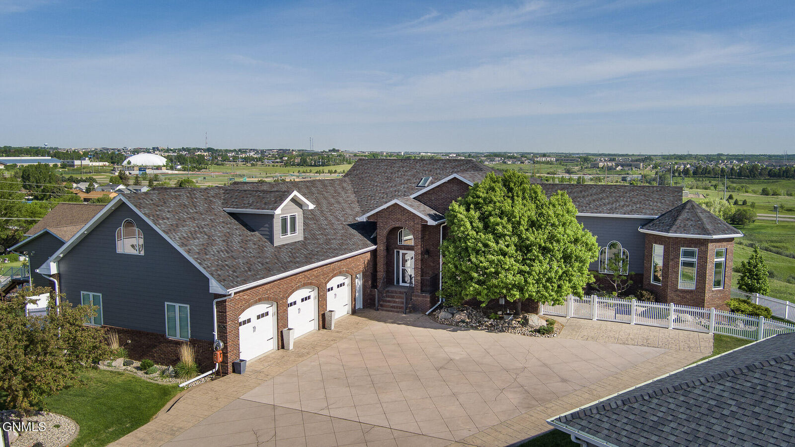 Property Photo:  1916 Harding Place  ND 58501 