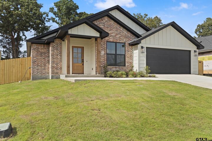 Property Photo:  16510 Crossing Circle  TX 75771 