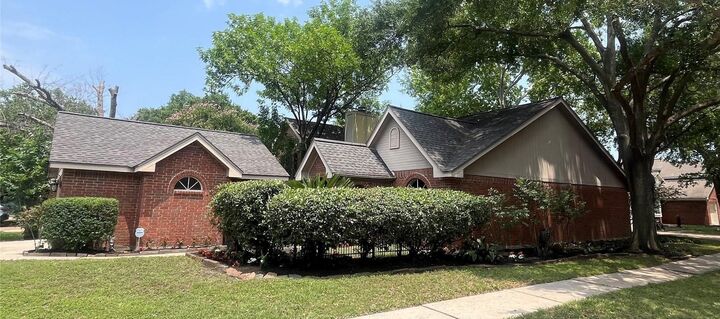 Property Photo: 9602 Top Gallant Court TX 77065