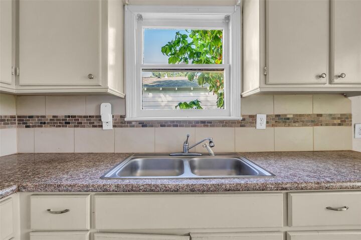 Property Photo:  131 E 31st 1/2 Street  TX 77018 