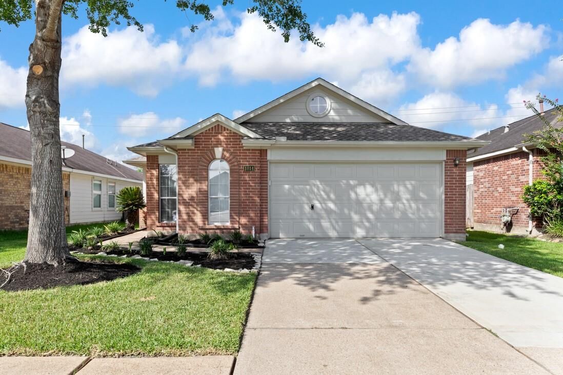 Property Photo: 1014 Cavern Brook Lane TX 77545