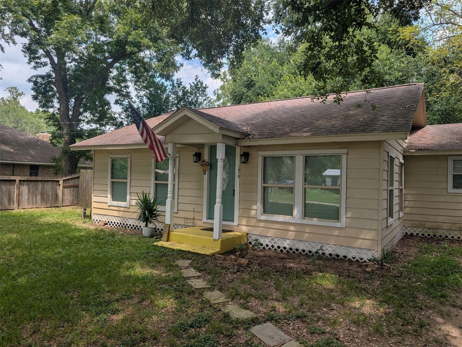 Property Photo: 1910 Reese Street TX 77575