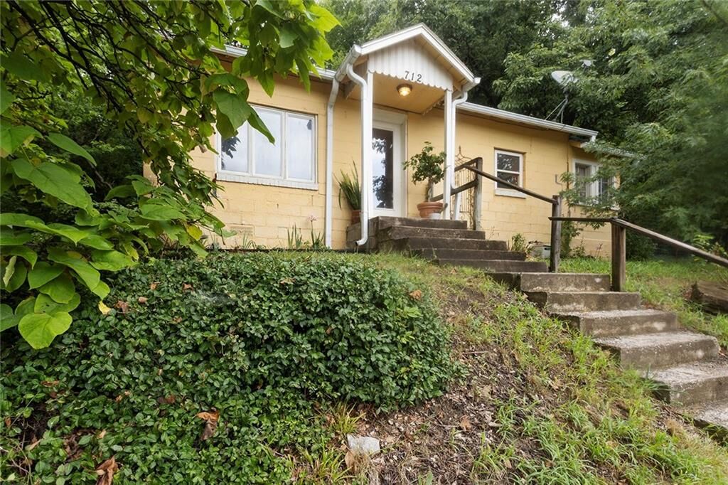 Property Photo: 712 Isley Boulevard MO 64024