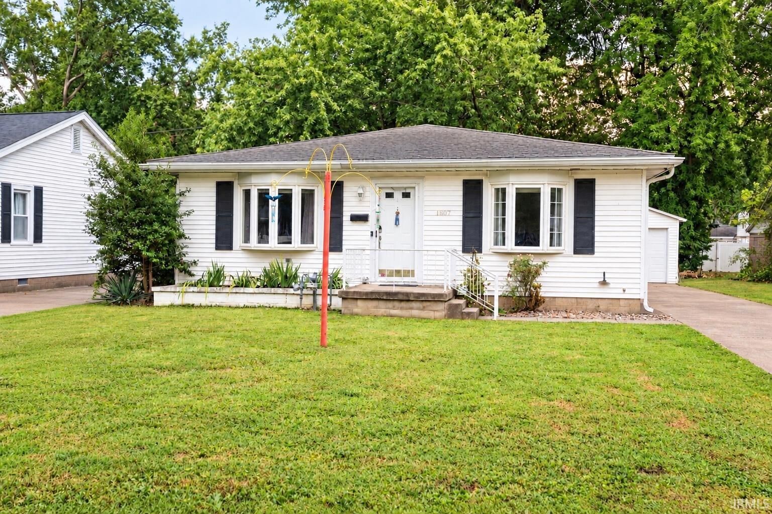 Property Photo: 1807 N Saint James Boulevard IN 47711