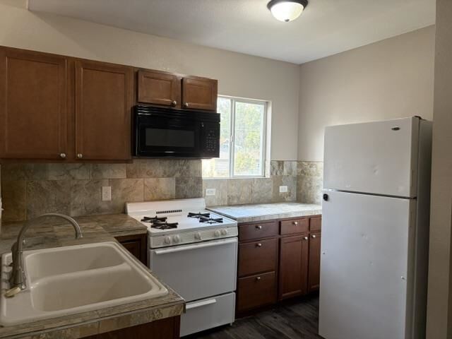 Property Photo:  715 2nd Ave NW  ND 58703 