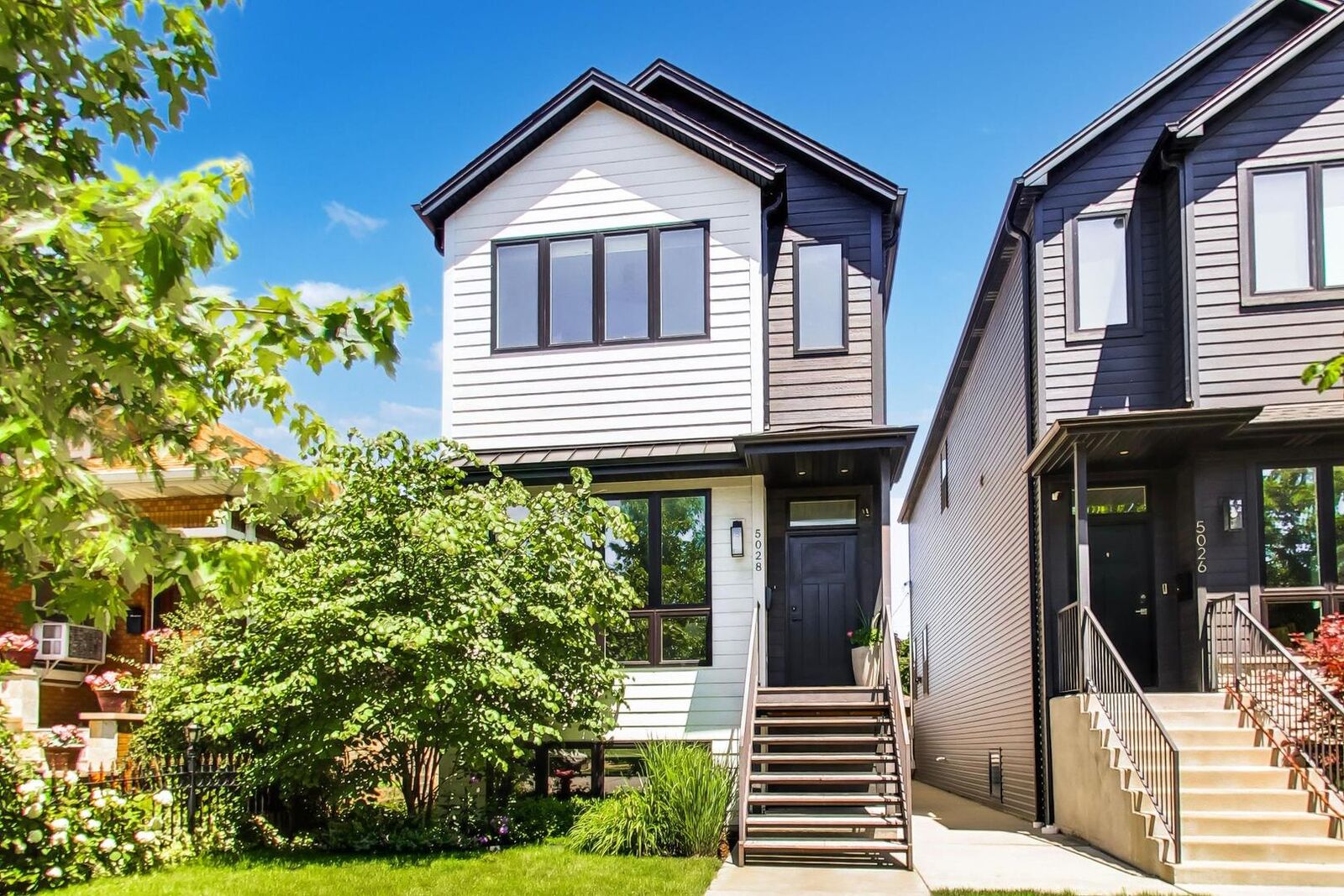 Property Photo:  5028 W Ainslie Street W  IL 60630 