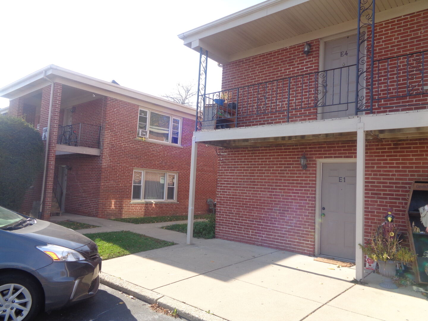 Property Photo: 1340 N Main Street E1 IL 60187