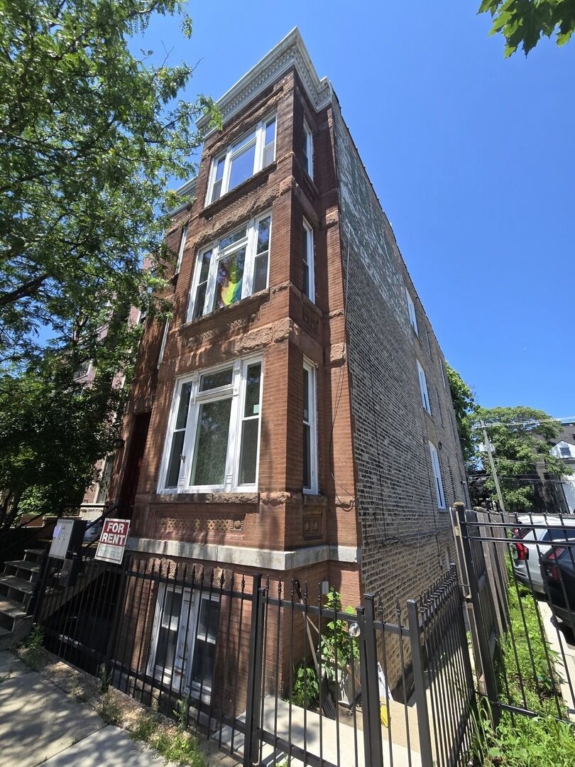 Property Photo:  1808 W Armitage Street  IL 60647 