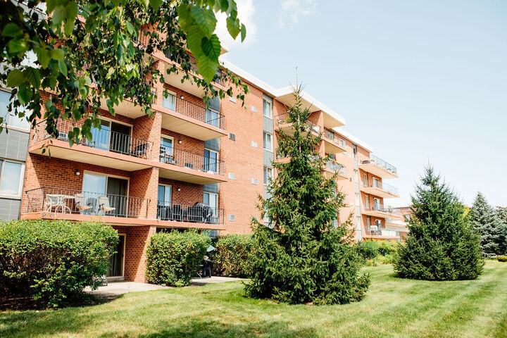 Property Photo: 16 E Old Willow Road 206-S IL 60070