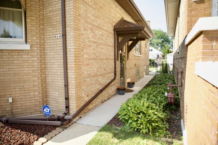 Property Photo:  6146 W Roscoe Street  IL 60634 
