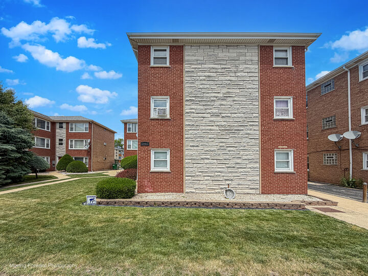 Property Photo: 6940 W 65th Street 3B IL 60638