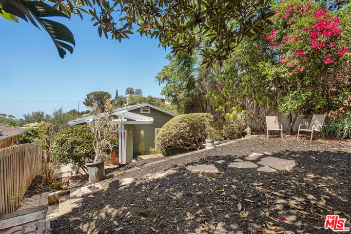 Property Photo:  2306 Loma Vista Place  CA 90039 