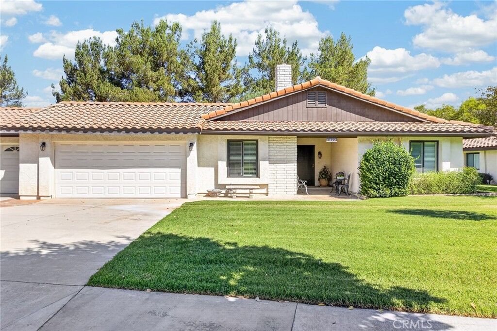 Property Photo:  1422 Bella Vista  CA 92373 