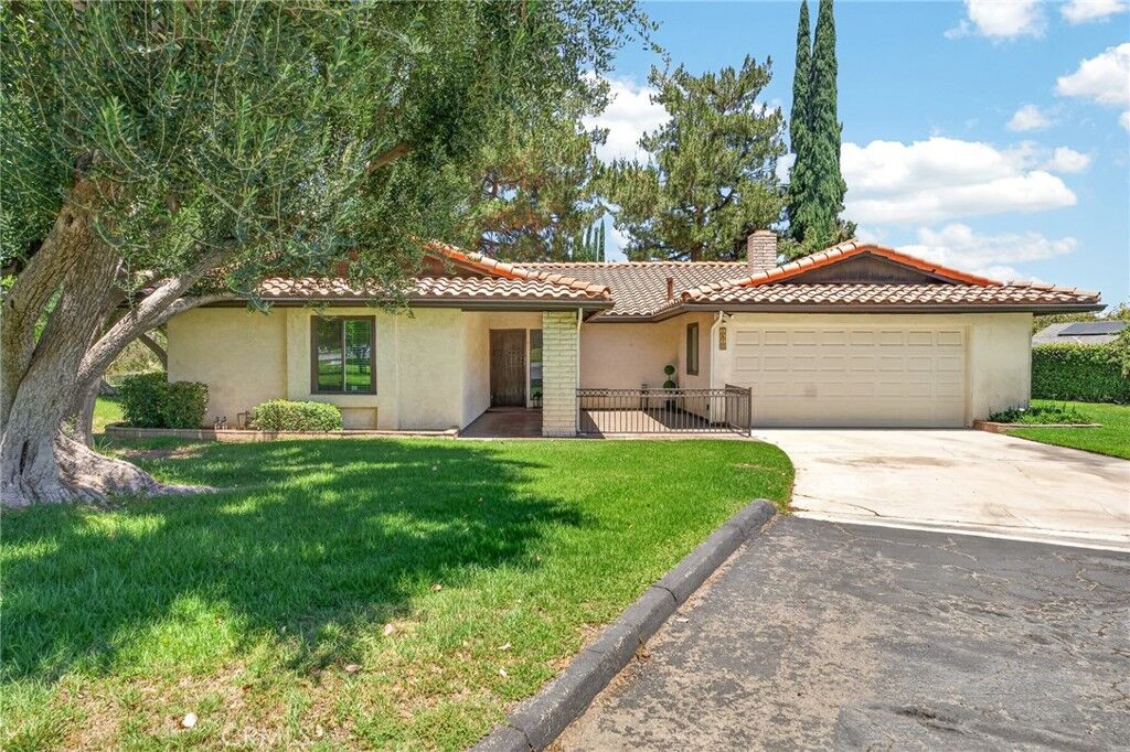 Property Photo:  1410 Bella Vista  CA 92373 