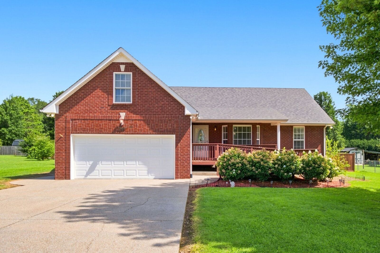 Property Photo:  106 Teton Ct  TN 37148 