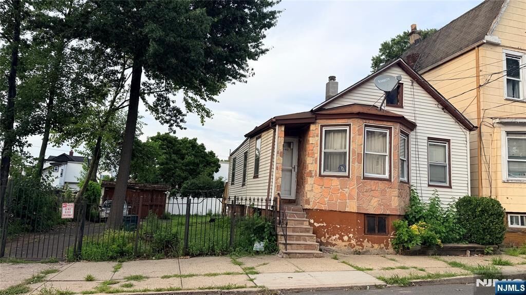 Property Photo:  38-40 Grove Terrace  NJ 07111 