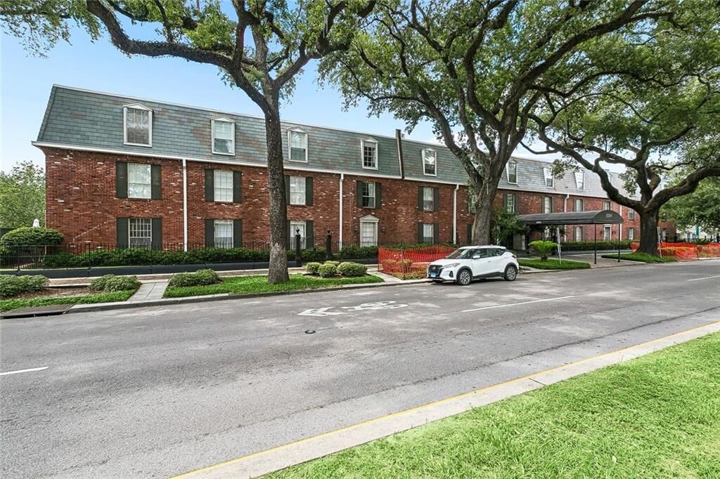 Property Photo:  3201 St Charles Avenue 220  LA 70115 