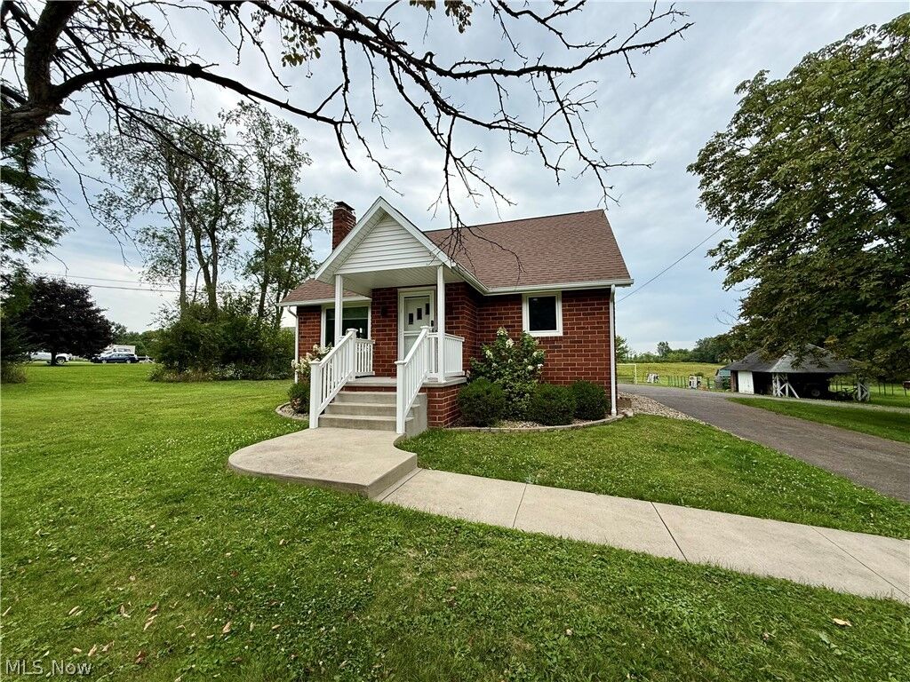 Property Photo: 2476 Ravenna Avenue NE OH 44730
