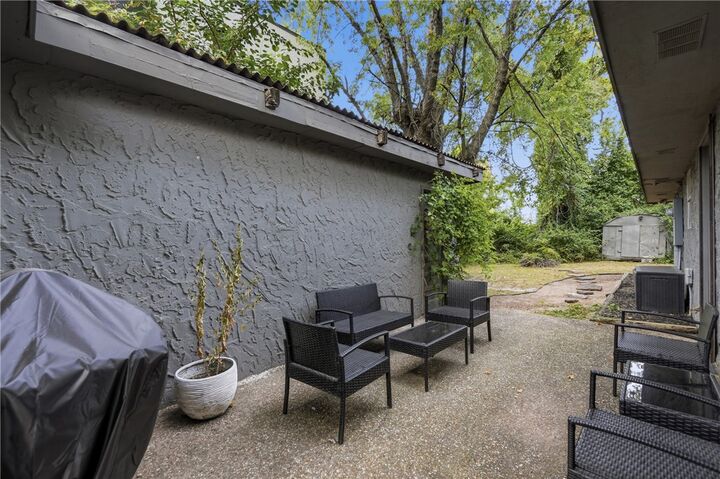 Property Photo:  825 SE H Street  AR 72712 