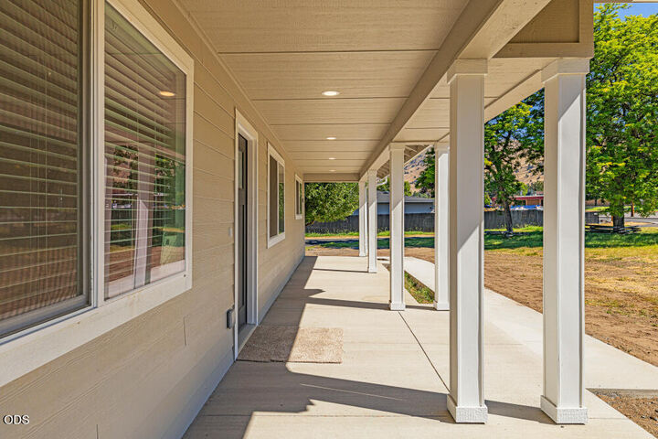 Property Photo:  1948 Madison Street  OR 97603 