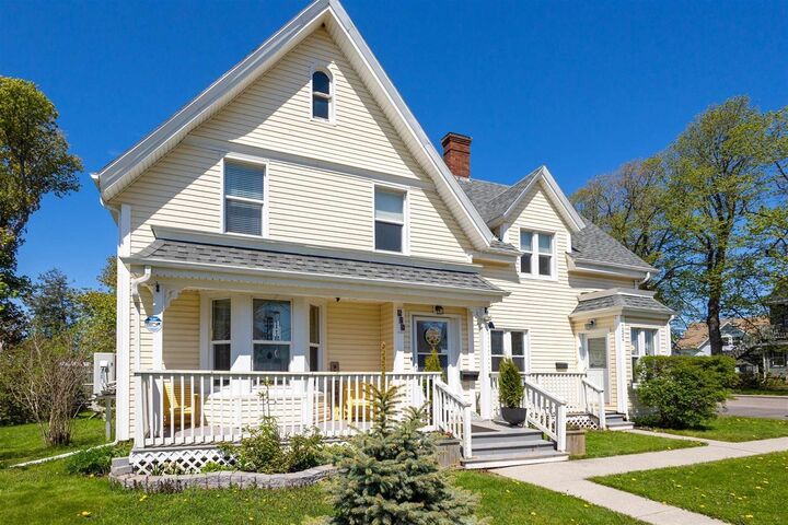 Property Photo:  250-252 Central Street  PE C1N 3M4 