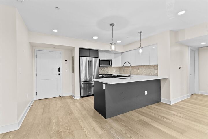 Property Photo:  85 Willow Ct 302  MA 02125 