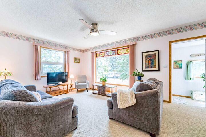 Property Photo:  855 Mountain Street  AB T0K 1W0 