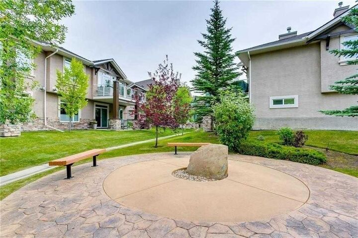 Property Photo: 56 Discovery Woods Villas SW AB T3H 5A7
