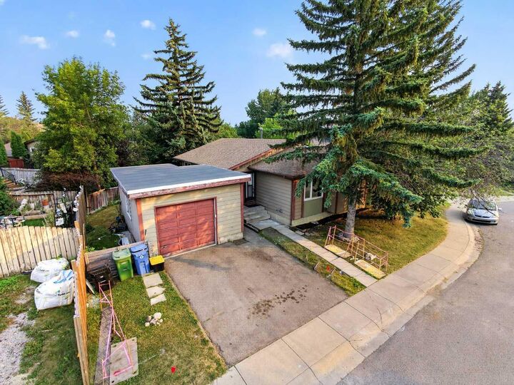 Property Photo:  207 Deer Ridge Way SE  AB T2J 5Y8 