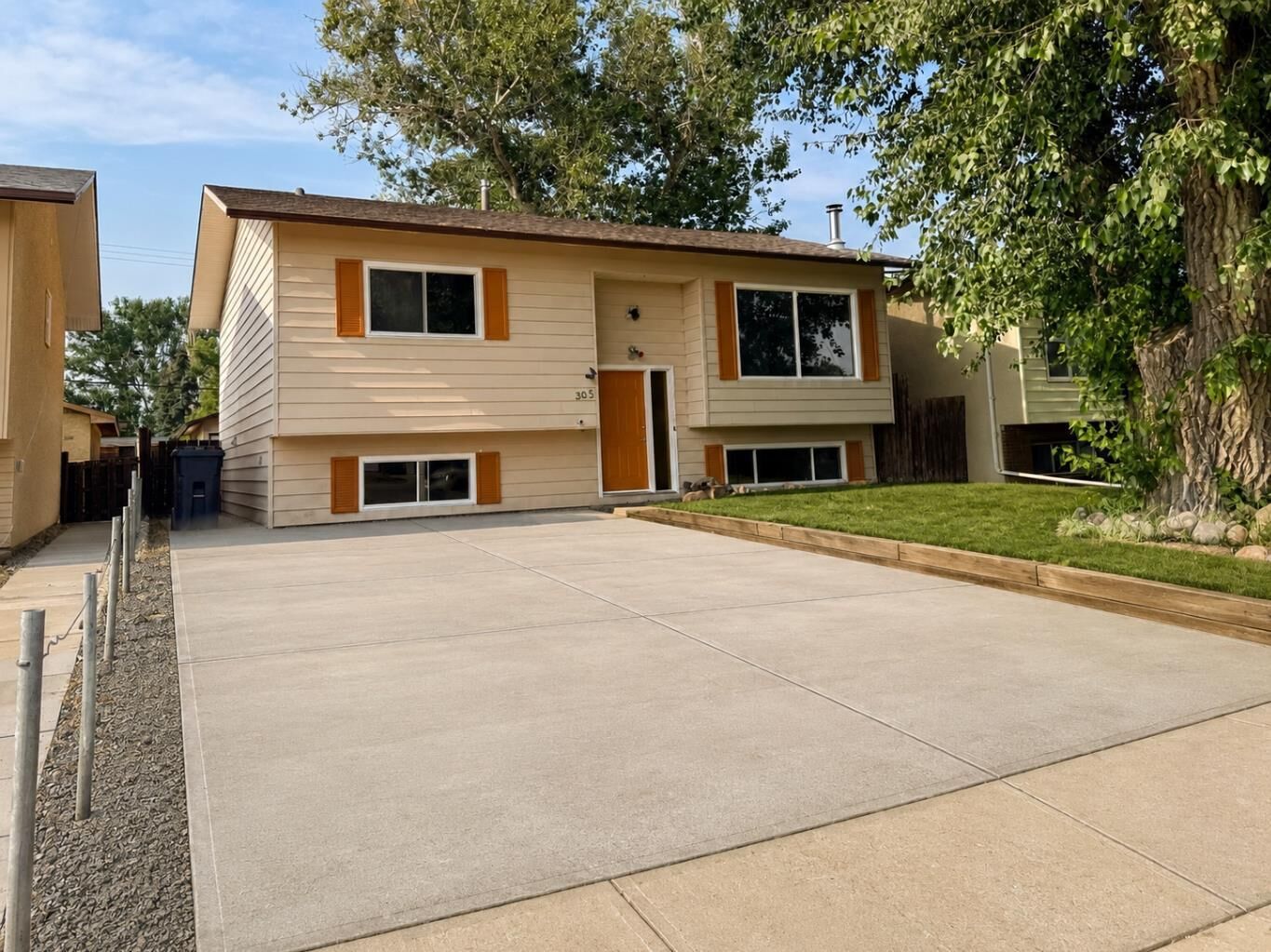 Property Photo:  305 51 Avenue  AB T0L 0V0 