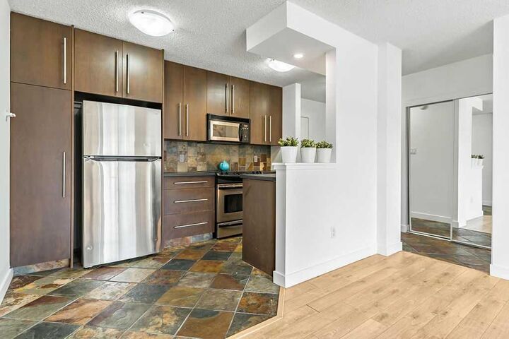 Property Photo: 2220 16A Street SW 402 AB T2T 4K2