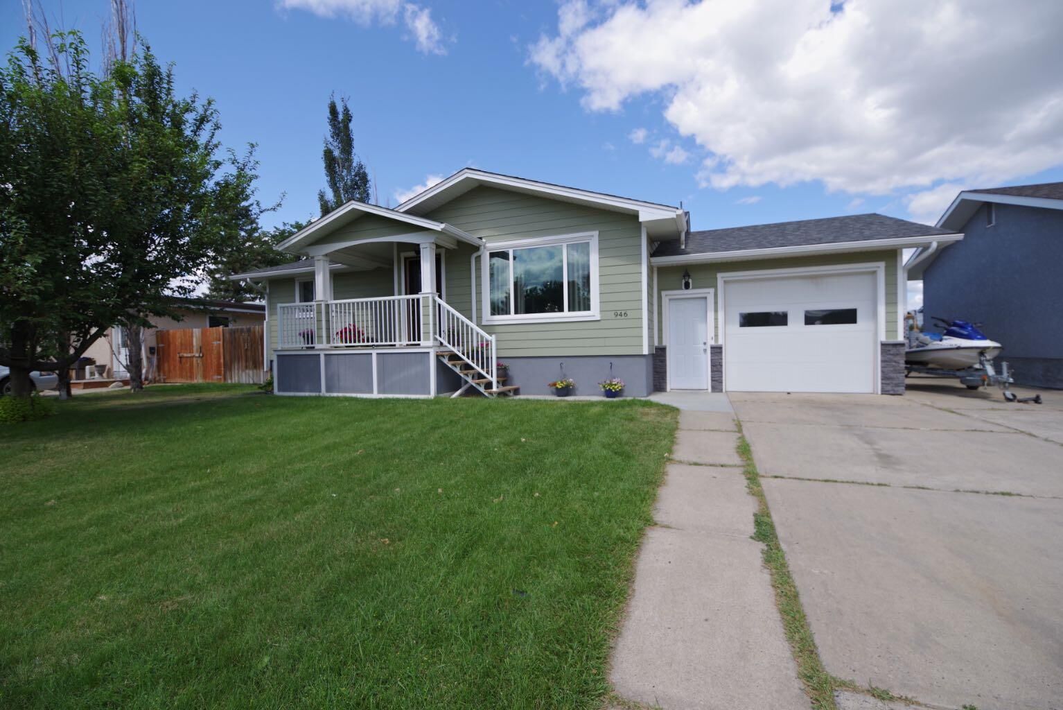 Property Photo: 946 3 Avenue AB T0K 2K0