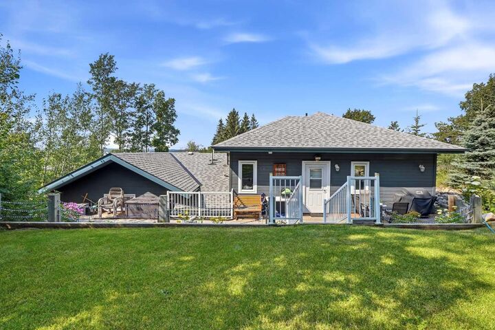 Property Photo:  707 Elk Street  AB T0C 0J0 
