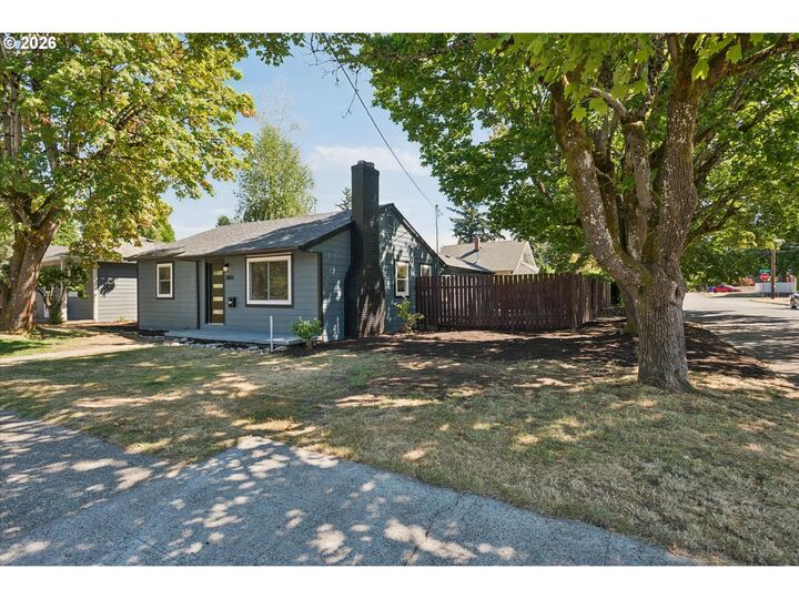 Property Photo:  8806 NE Sacramento St  OR 97220 