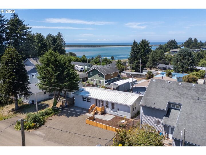 Property Photo: 2220 Fleming Ave OR 97143