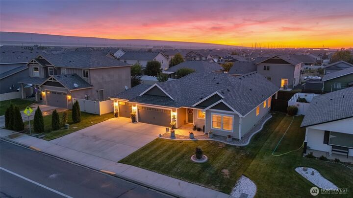 Property Photo:  906  3rd Avenue NE  WA 98848 