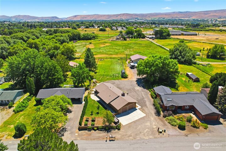 Property Photo: 500 W Ridgeview Lane WA 98926