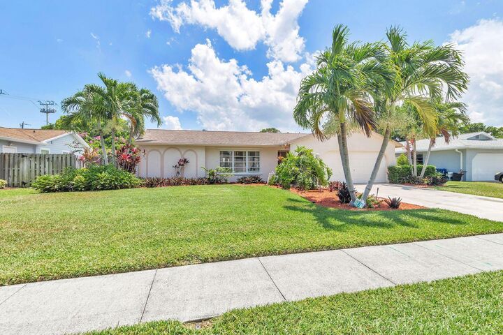 Property Photo: 502 Oak Terrace FL 33458