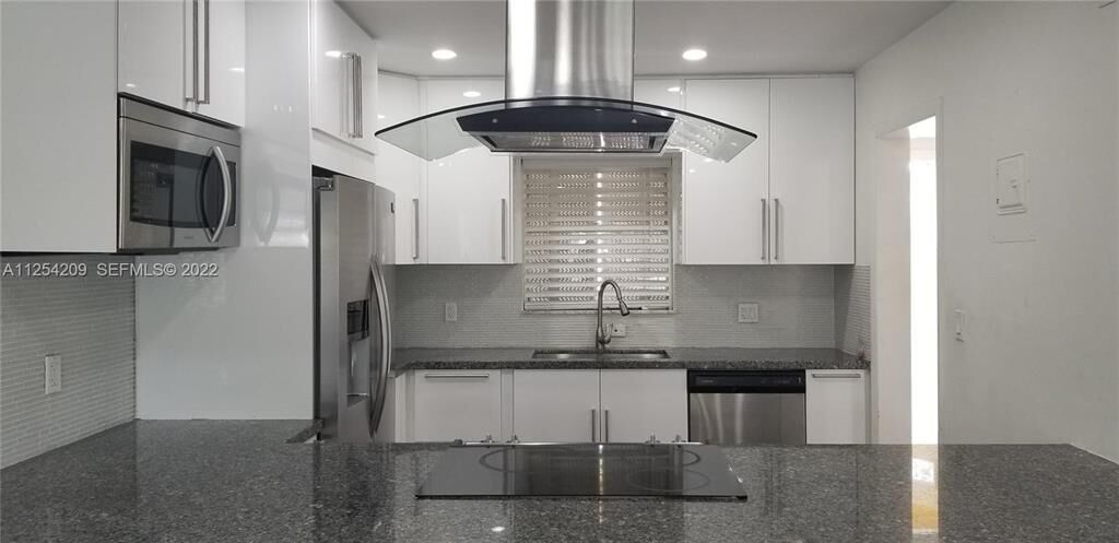 Property Photo: 5170 SW 40th Avenue 8E FL 33314