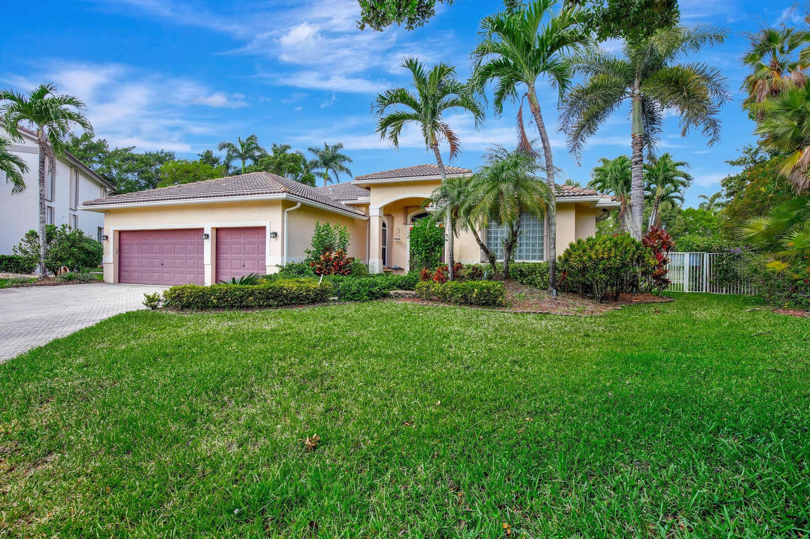 Property Photo:  4070 Sanderling Lane  FL 33331 