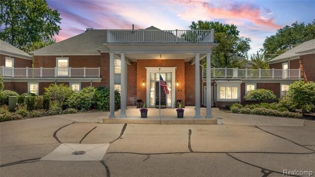 Property Photo:  17111 E Jefferson Avenue 10  MI 48230 
