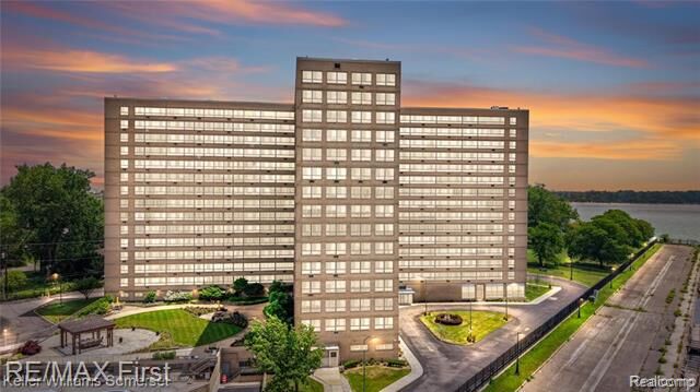 Property Photo:  8900 E Jefferson Avenue 1516  MI 48214 