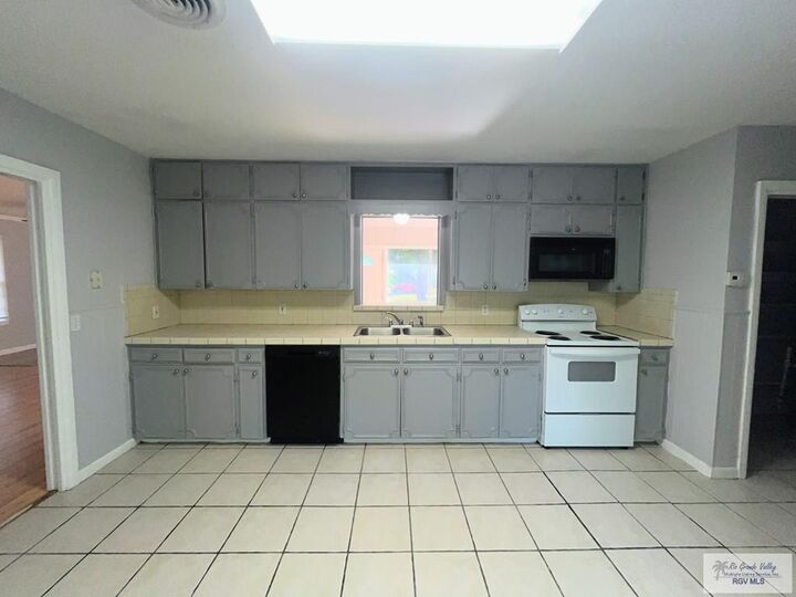 Property Photo:  902 E Parkwood Dr  TX 78550 
