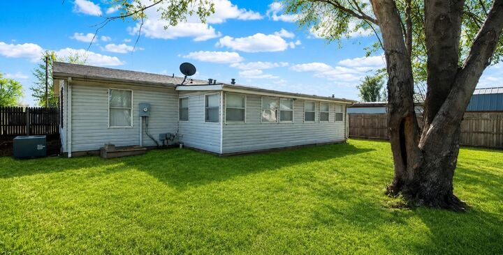 Property Photo:  928 W Summey  KS 67060 